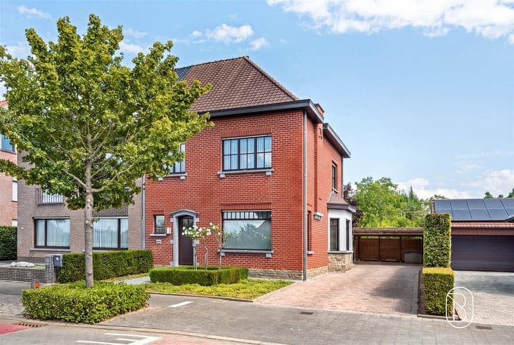 Well-maintained semi-detached home with a cozy garden and ca