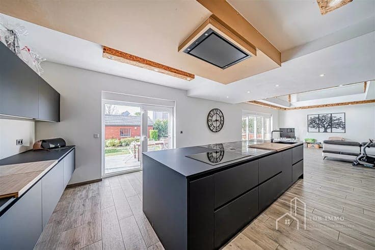Contemporary 4-bedroom villa with double garage and garden