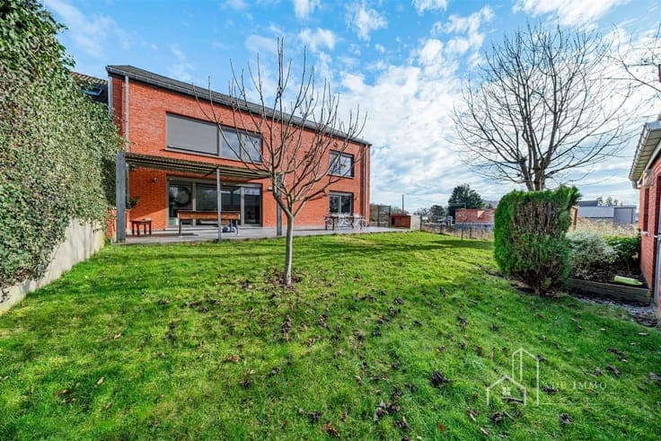 Contemporary 4-bedroom villa with double garage and garden