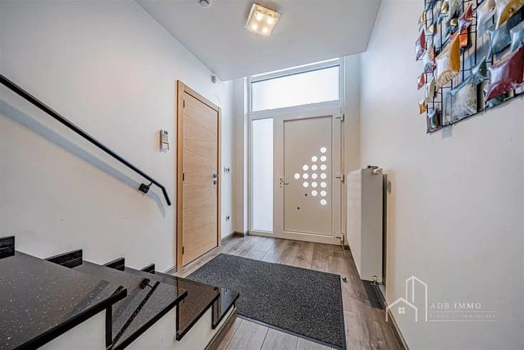 Contemporary 4-bedroom villa with double garage and garden
