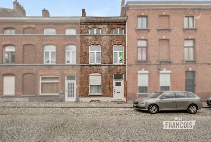 Renovation property located along the canals/fortifications…