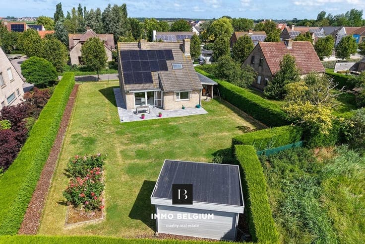 Well-maintained detached villa with spacious garden and E...