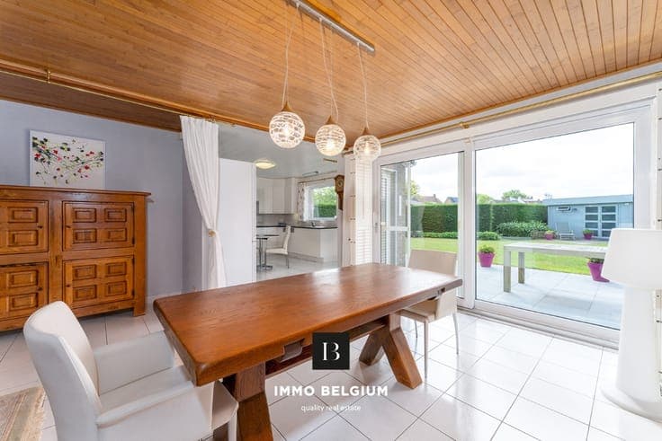 Well-maintained detached villa with spacious garden and E...