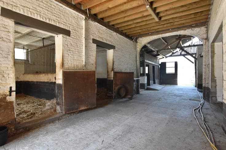 Gistoux: Barn with a New Roof, Ready for Your Project!