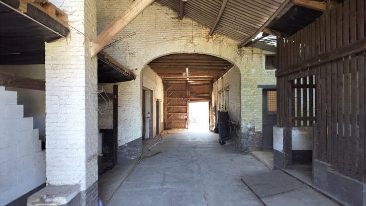 Gistoux: Barn with a New Roof, Ready for Your Project!