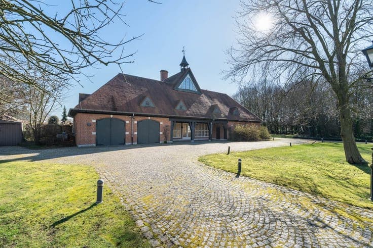 Voormalige conciërgewoning tussen Gent en Kortrijk