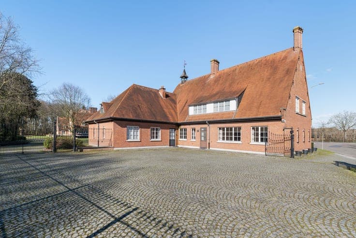 Voormalige conciërgewoning tussen Gent en Kortrijk