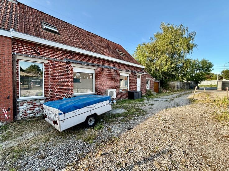 Half open bebouwing met ruime leefruimte, terras en parking