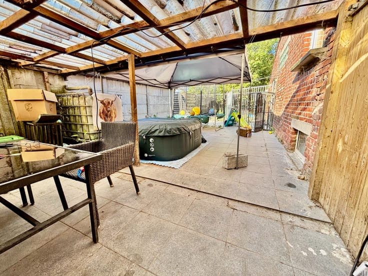 Half open bebouwing met ruime leefruimte, terras en parking
