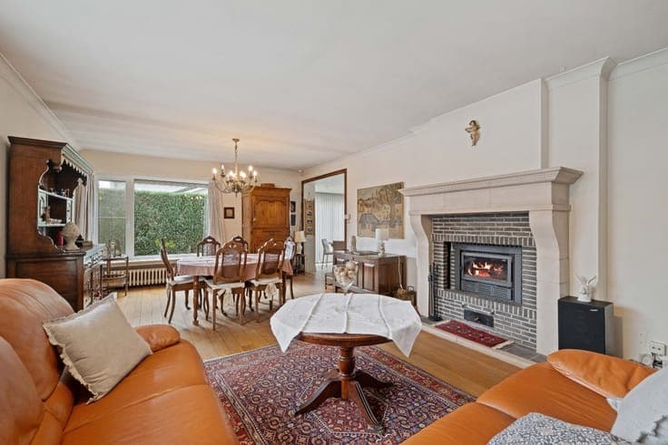 Corner located ELEGANT VILLA with LANDSCAPED GARDEN and GAR