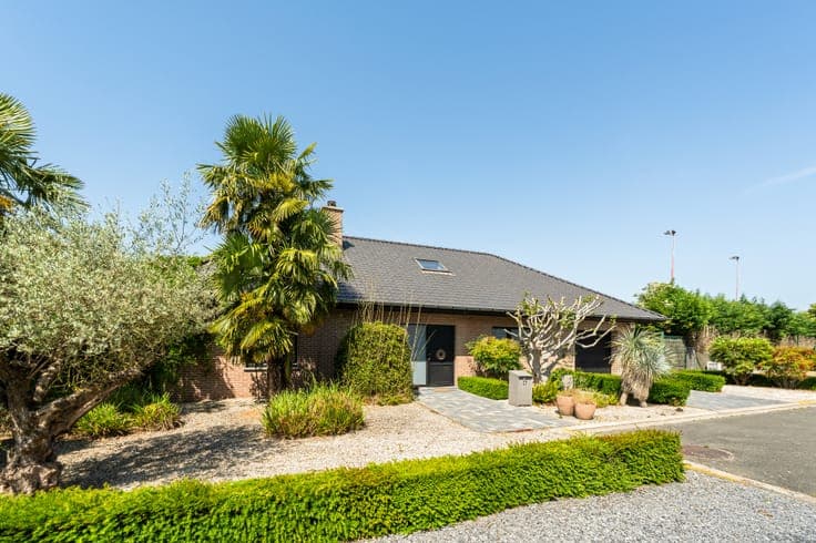 Villa with a beautiful garden in a peaceful location