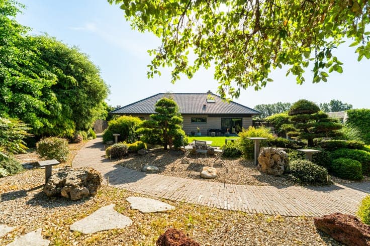 Villa with a beautiful garden in a peaceful location