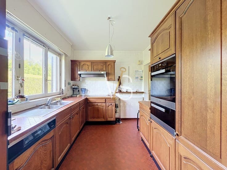 BEAUTIFUL VILLA TO RENOVATE WITH GARDEN AND GARAGE!