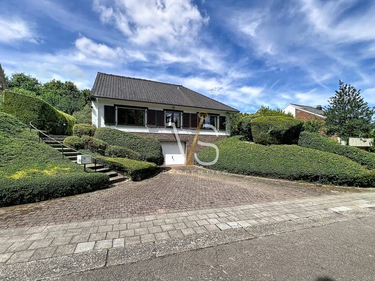 BEAUTIFUL VILLA TO RENOVATE WITH GARDEN AND GARAGE!