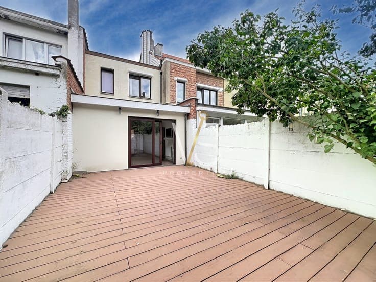 BRIGHT CHARMING HOUSE RENOVATED WITH BEAUTIFUL GARDEN!
