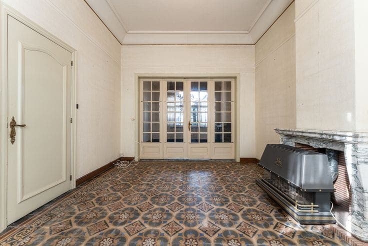 Characterful townhouse with authentic elements to renovate …