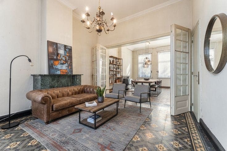 Characterful townhouse with authentic elements to renovate …