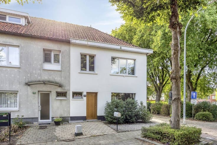 Renovated semi-detached house with garden for sale in Goorei