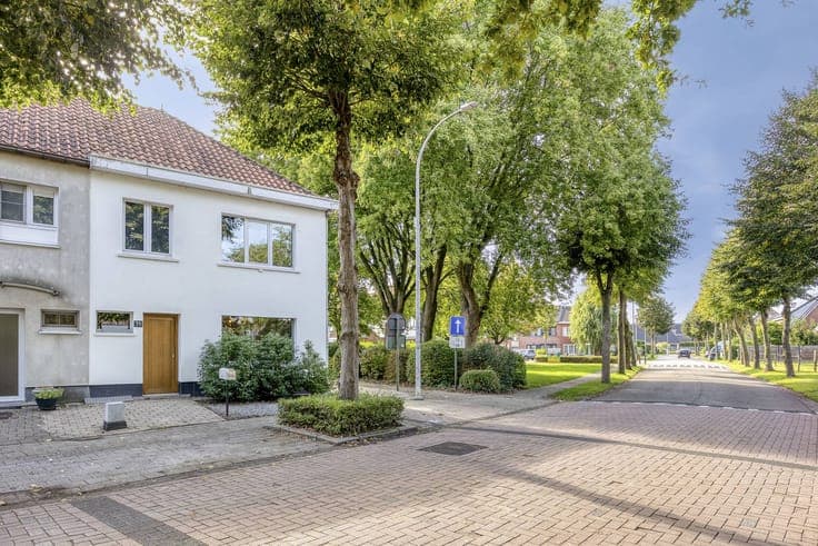 Renovated semi-detached house with garden for sale in Goorei