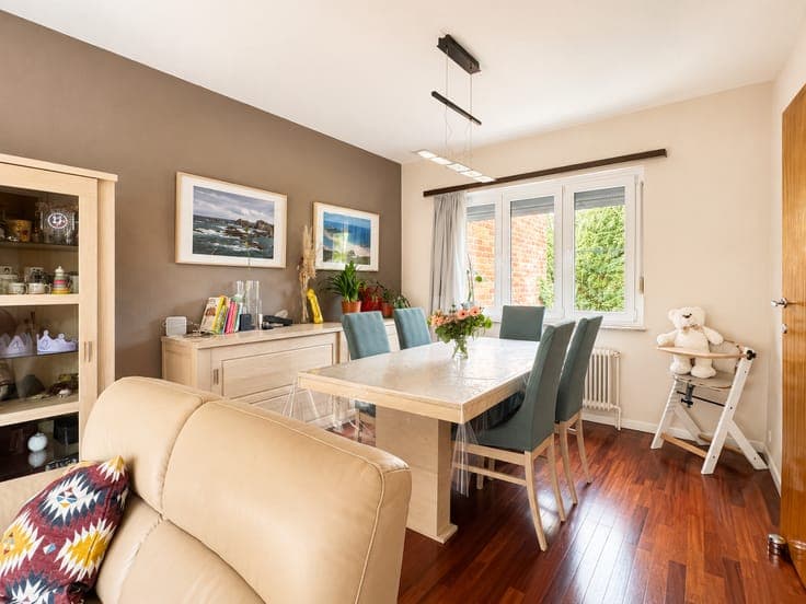 House with garden and large garage – Just a stone’s throw fr