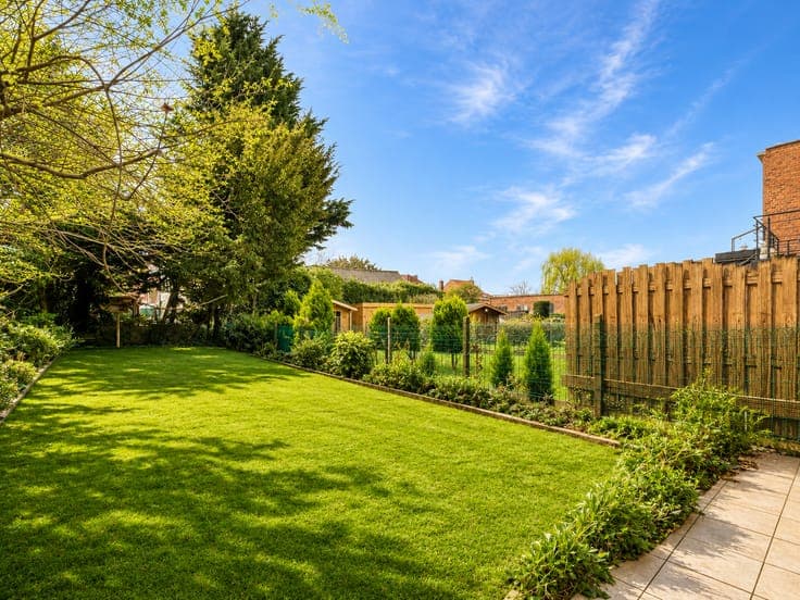 House with garden and large garage – Just a stone’s throw fr