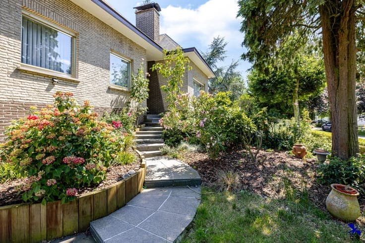 Character villa with 5 bedrooms, double garage and garden