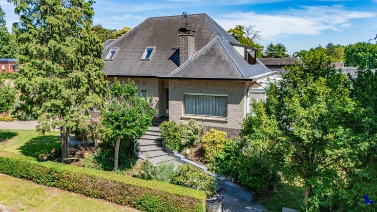 Character villa with 5 bedrooms, double garage and garden