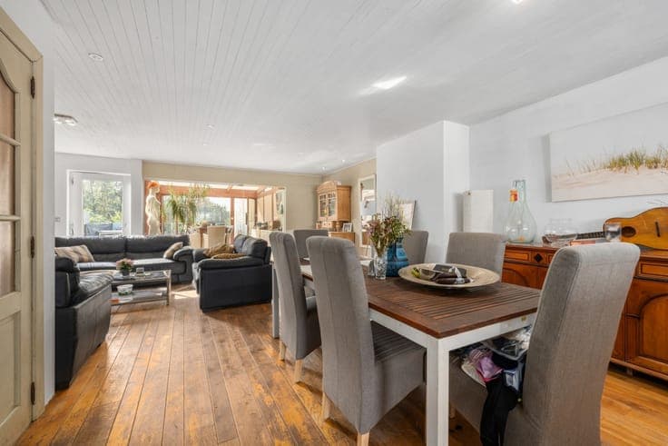 Spacious house with large garden