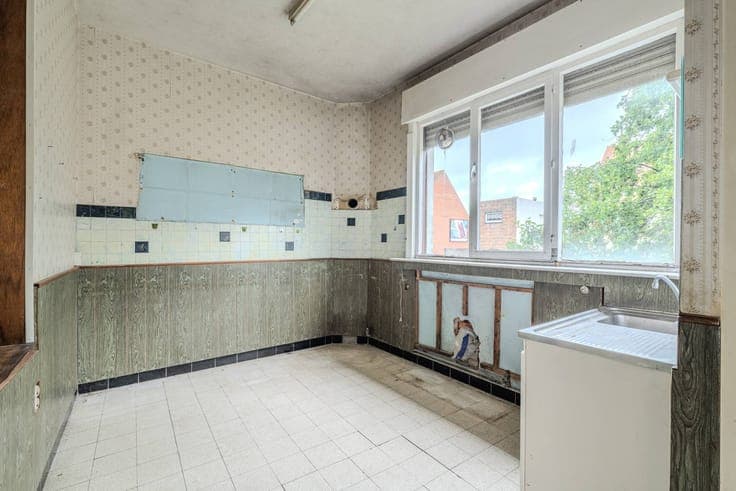 House to renovate with 5 bedrooms, garden and garage box in