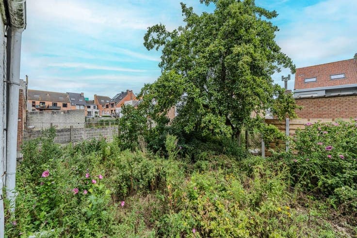 House to renovate with 5 bedrooms, garden and garage box in