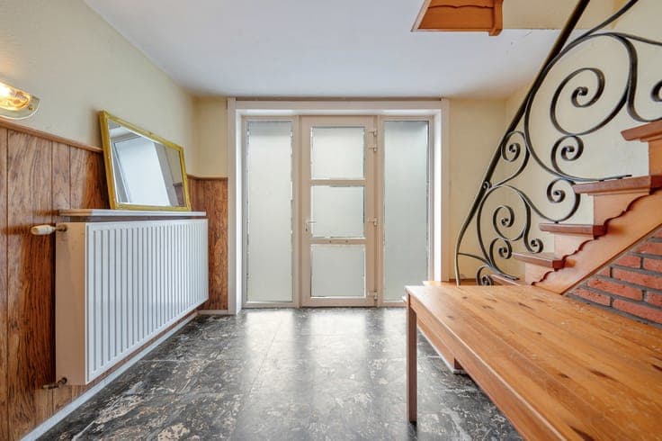 Spacious semi-detached split-level house with garage