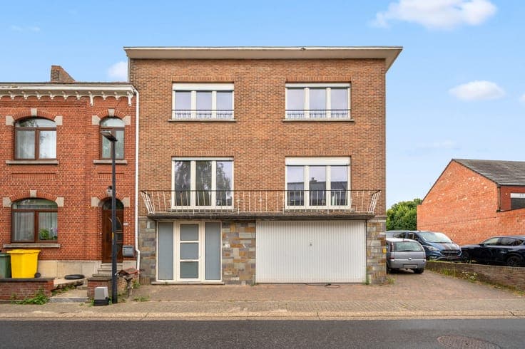 Spacious semi-detached split-level house with garage