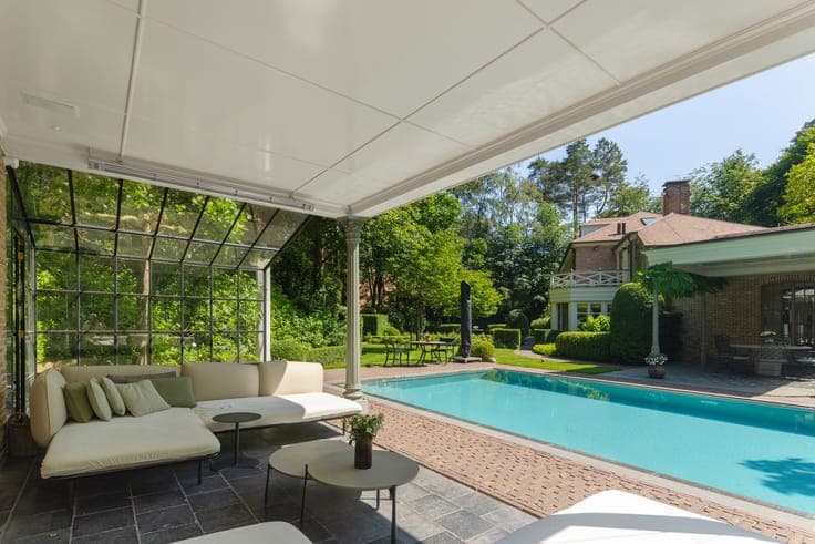 Spacious villa with swimming pool by Sels Villabouw