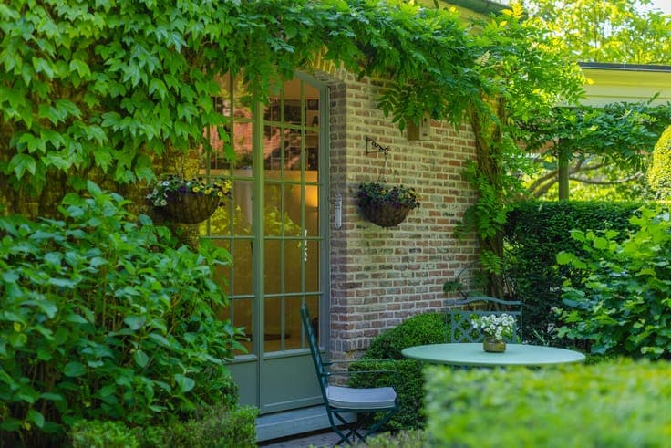 Spacious villa with swimming pool by Sels Villabouw