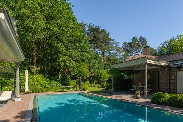 Spacious villa with swimming pool by Sels Villabouw