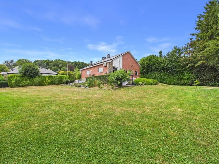 Detached house with garden and terrace