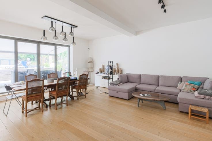 New 690 m² gross area villa with pool & professional space