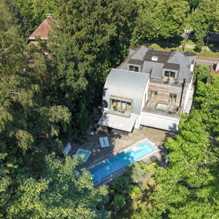 New 690 m² gross area villa with pool & professional space