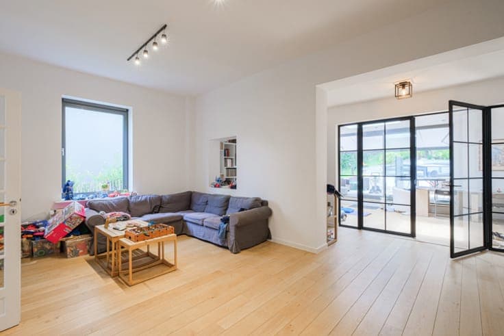 New 690 m² gross area villa with pool & professional space