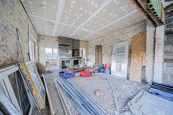 House in need of renovation on the banks of the Ourthe