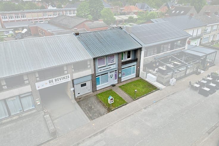 Torhout – Ruim handelspand/woning met 4 slpks en garage o...
