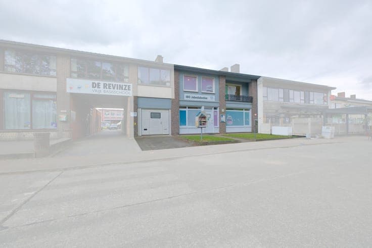 Torhout – Ruim handelspand/woning met 4 slpks en garage o...