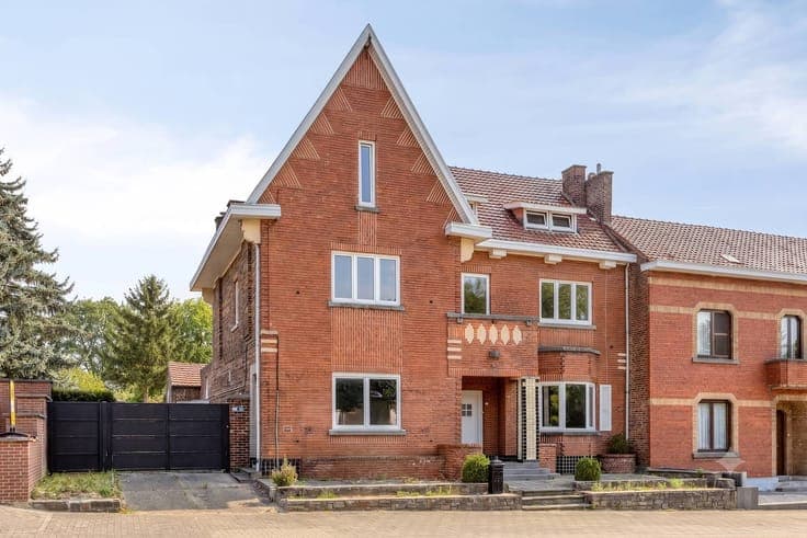 5 bedroom house with shed for sale in Sint-Truiden