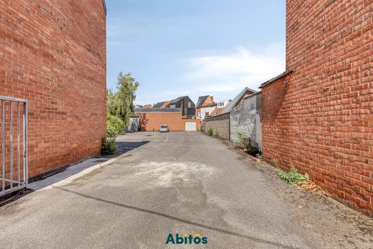 Investment property with 2 houses, warehouse and garage i...