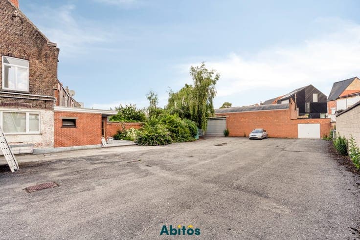 Investment property with 2 houses, warehouse and garage i...