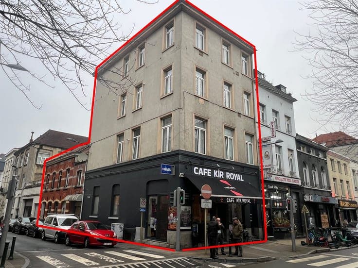 Investment property with commercial groundfloor and 6 apartm