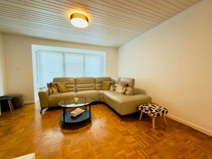 DE PANNE – Fully renovated 4-bedroom home with large garage,