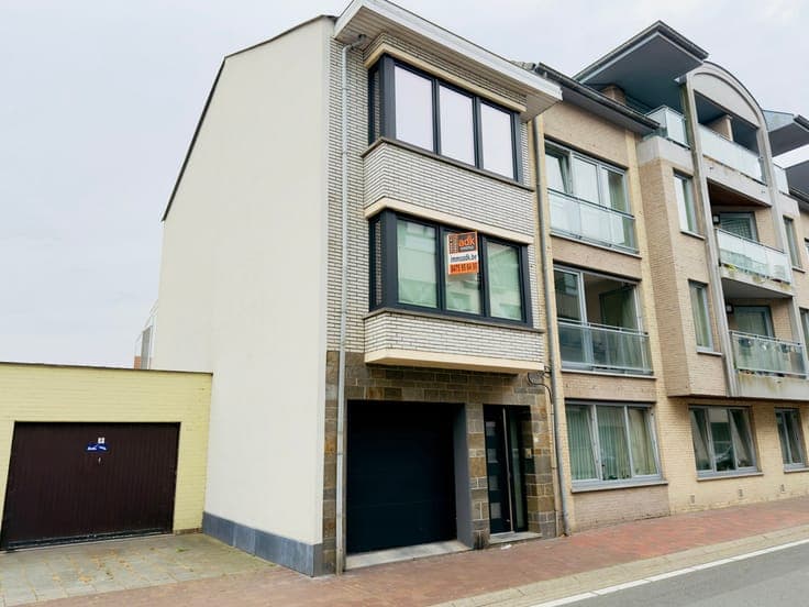 DE PANNE – Fully renovated 4-bedroom home with large garage,
