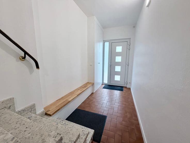 DE PANNE – Fully renovated 4-bedroom home with large garage,