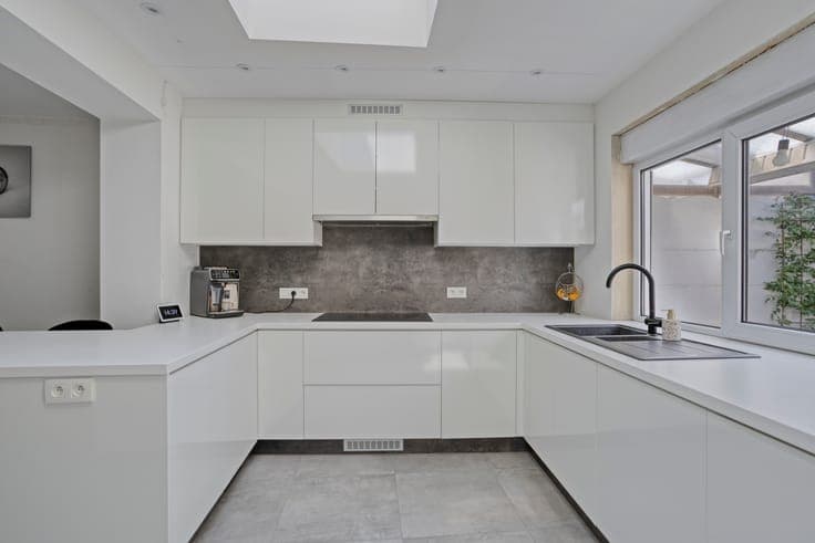 Renovated home with garden | 2/3 Bedrooms + Parking